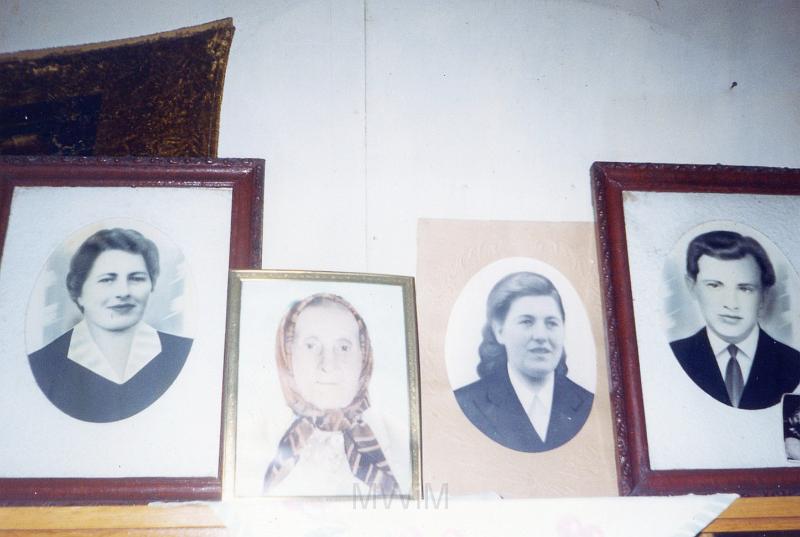 KKE 2433.jpg - Fot. Portrety. Od lewej: Maria Kołakowska (z domu Bujko) – mama Janusza Kołakowskiego, Adela Bujko (z domu Sliżewska), Zuzanna Czerniawska (z domu Bujko) i Jan Bujko, Komaje, 1985 r.